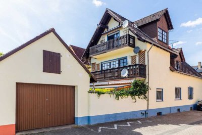 Attraktives Zweifamilienhaus mit Gartenparadies und Garage