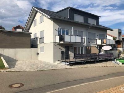 Neuwertige helle Wohnung mit zweieinhalb Zimmern sowie große Terrasse