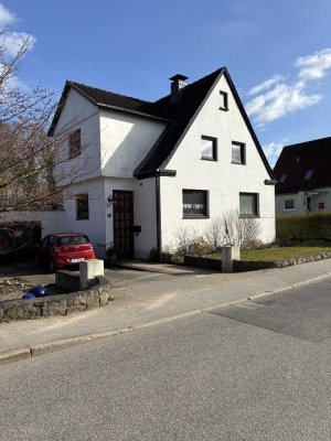 Filet-Grundstück mit einem stark modernisierungsbedürftigen Einfamilienhaus
