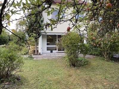 Süßes Reiheneckhaus mit bezauberndem Garten und Garage.