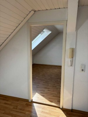 Freundliche und modernisierte 4-Raum-Wohnung mit geh. Innenausstattung mit Loggia und EBK