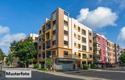 Freistehendes Mehrfamilienhaus und Garagen