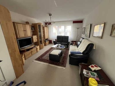 Helle und großzügige 3-Zimmer-Hochparterre-Wohnung mit Balkon und Einbauküche in Lichtenfels