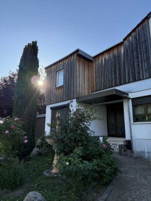 Freistehendes, vielseitig nutzbares Zweifamilienhaus mit großem Garten