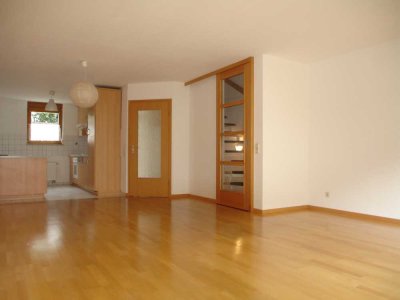 Großzügiges RMH in ruhiger Ortsrandlage. Einbauküche, Parkett, Garten und Terrasse nach Südwesten
