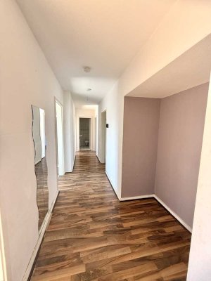 Große Dachgeschoss Wohnung mit schönem Ausblick!