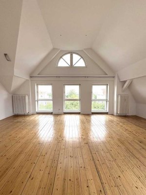 Lichtdurchflutete, bezugsfreie Dachgeschosswohnung mit 3 Zimmern und Balkon in Toplage Wilmersdorfs!