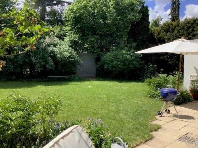 Frei zum Bezug: klassischer 70er Jahre Bungalow mit uneinsehbarem Garten in ruhiger Lage