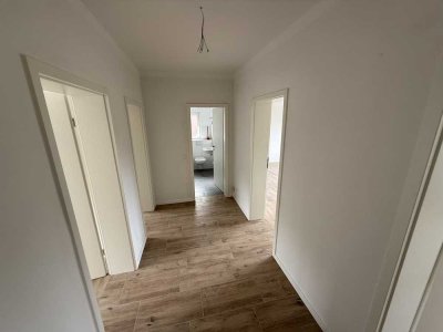 Erstbezug nach Sanierung: Schöne 3-Raum-Wohnung zzgl. Diele und Bad mit Garten in Bergheim-Oberaußem