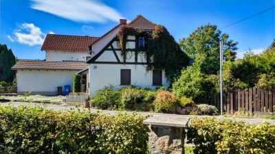 Auf dem Land ankommen: Liebevoll gestaltetes Haus, großer Garten, weiter Blick in Lothra