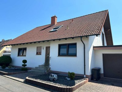Gepflegtes Zweifamilienhaus zum Einziehen!