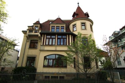 + FREIE + hochwertige 2-Raumwohnung im 1. OG mit Balkon, EBK u. Parkett provisionsfrei zu verkaufen!