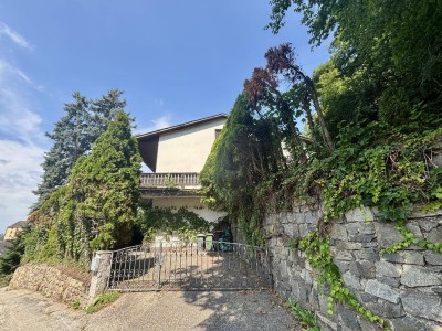 Gepflegtes Wohnhaus mit großem Grundstück, Garagen und Schlossblick!