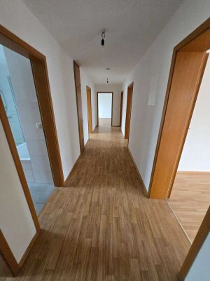 Renovierte 4-ZKB-Wohnung mit Balkon und Gartenanteil in Gablingen
