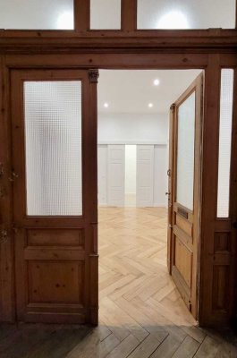 Erstbezug nach Kernsanierung mit Balkon: Stilvolle 5-Zimmer-Wohnung mit geh. Innenausstattung