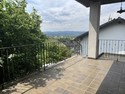 Bezugsfrei !!
Familienfreundliches, freistehendes Einfamilienhaus mit tollem Fernblick ins Rheintal