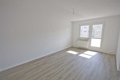 In der Herrichtung, Schöne 2 Raumwohnung mit großem Balkon