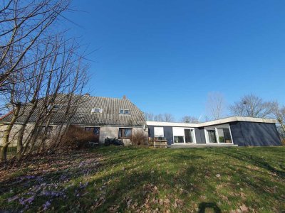 Resthof - 2 Häuser - 3 Wohneinheiten - eigener Strom - 20.000 qm Grundstück