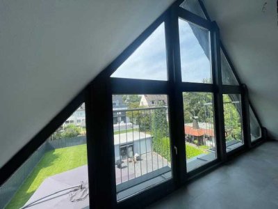 Traumhafte Dachgeschosswohnung mit Kamin, Fensterfront und Ausblick