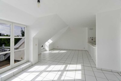 Düsseldorf-Kaiserswerth: Helle, ruhig gelegene Zweiraumwohnung im Dachgeschoss mit Balkon im Grünen