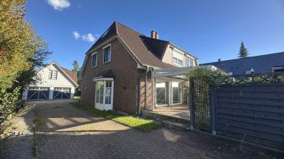 Doppelhaushälfte mit norwegischem Garagenholzhaus