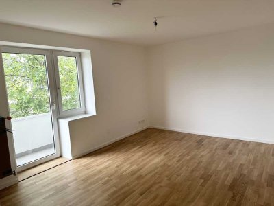 Neu saniert, zentral am Harras, schöne, helle 2-Zi.-Whg., Balkon, EBK, 3. OG