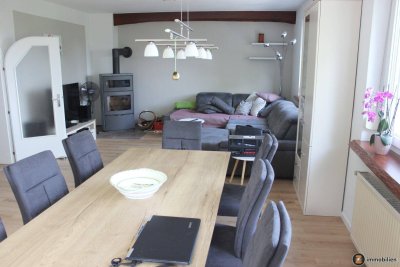 Großpetersdorf: Neuwertiges Zweifamilienhaus in Aussichtslage