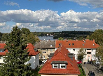 Lichtdurchflutete Dachgeschosswohnung mit Heidensee-Blick und neuer Einbauküche in 19055 Schwerin