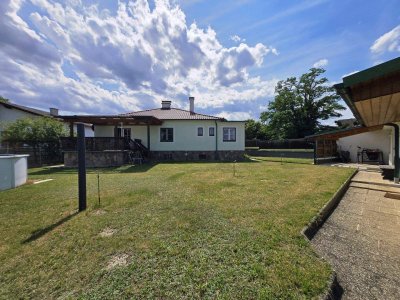 Familienidylle! Gepflegtes Wohnhaus mit tollem Garten, Presshaus und Nebengebäude – 4 Zimmer &amp; top Küche - nur wenige Minuten zum Bahnhof!
