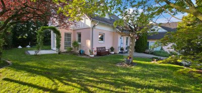 Charmantes, großzügiges und freistehendes Einfamilienhaus