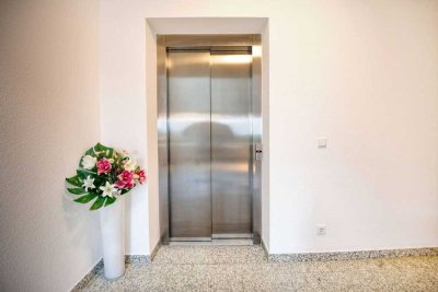Neuwertige 2 ZB mit integrierter Küche & Balkon | Energieeff. MFH mit Aufzug | 2 Stellplätze inkl