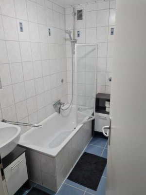 � Frisch renovierte & möblierte 2-Zimmer-Wohnung mit Balkon - freie WG-Zimmer