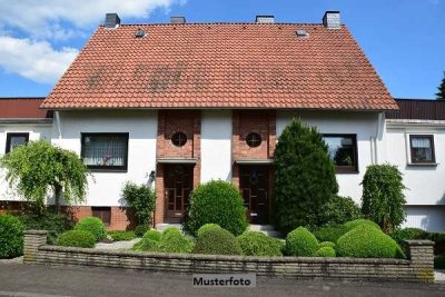 Einfamilienhaus nebst Garagen - provisionsfrei