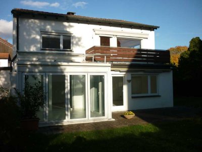 Freistehendes Einfamilienhaus mit großem, angelegten Garten in sehr ruhiger Wohnlage