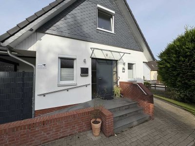 Volksbank Immobilien: Geräumiges Einfamilienhaus mit Terrasse, Garten & Bauplatz in Sittensen