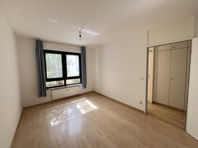 *FREIE 2 ZI WOHNUNG MIT BALKON + GARAGE* - IN NIEDERKASSEL