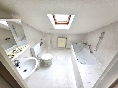 OBERTSHAUSEN:  2 Zi.Dachstudio m. Tageslichtbad