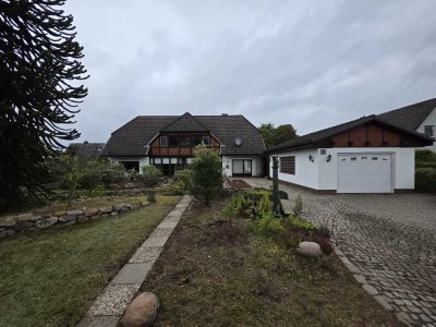 Einfamilienhaus mit Kachelofen, Luxus Garten mit Teich und Garage und 2 Extra Stellplätzen