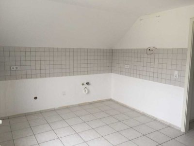 4 Zimmer Wohnung, 90 qm, Dachgeschoß - 1.000 EUR kalt + 2 Stellplätze auf dem Grundstück á 30 EUR