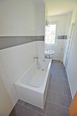 Bezug sofort möglich! renovierte 3-Raum-Wohnung mit Badewanne, PKW-Stellplatz und Balkon!