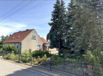 Großzügige Doppelhaushälfte mit Doppelgarage und Keller
