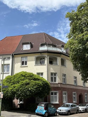 Stilvolle, gepflegte 4-Raum-Maisonette-Wohnung mit Balkon und EBK in Essen
