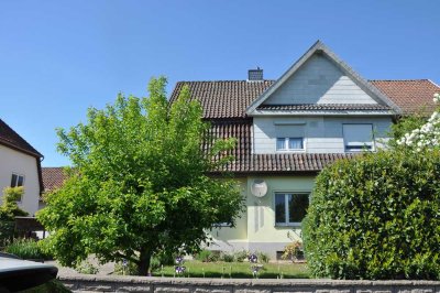 Feldblick: Mansarddach-DHH mit 1064 m² Grundstück, Vollkeller, Garage & Nebengebäude