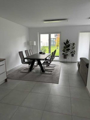 Helle moderne Neubauwohnung, 3 Zimmer mit Terrasse und Einbauküche
