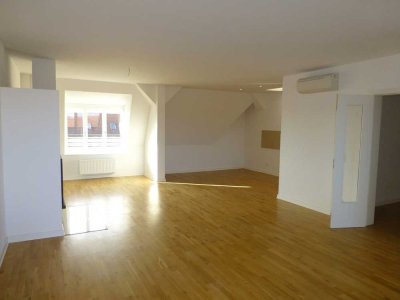 Traumwohnung: 4 Zimmer, 2 Bäder und Balkon in Leipzig-Gohlis!