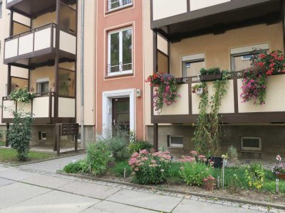 SOFORT einzugsbereit: Sanierte Wohnung in ruhiger, grüner Lage! Drei helle Räume // Bad mit Wanne