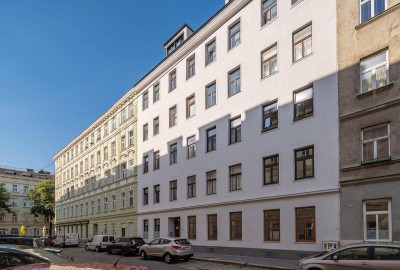 ++NEU++ Renovierungsbedürftige 4-Zimmer Altbauwohnung im Erdgeschoss!