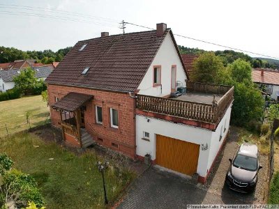 Einfamilienhaus mit Garage auf schönem Grundstück