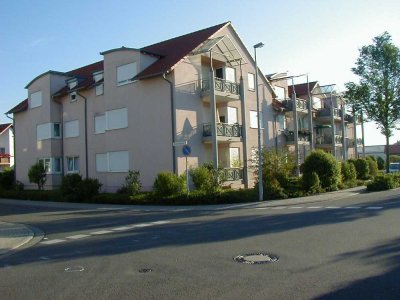 Gepflegte 3 Zimmer - Mietwohnung mit Balkon, Gäste-WC + Garagenstellplatz in MFH v. Herxheim !