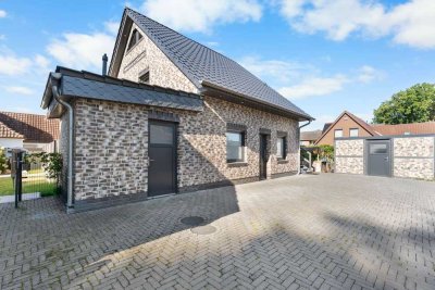 Neubau: Zweifamilienhaus mit barrierefreiem Erdgeschoss & modernem Landhausstil